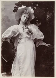 Edwardianskt porträtt, kvinna i spetsklänning