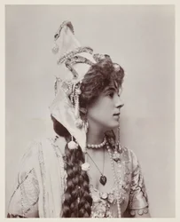 Edwardianskt porträtt, kvinna i exotisk kostym