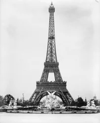 Eiffeltornet och Fountain Coutan, Paris utställning