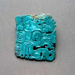 Gravyr av Itzamna från en grav i Topoxte, Peten, Guatemala, klassisk period, ca 300-900 e.Kr. (jade)