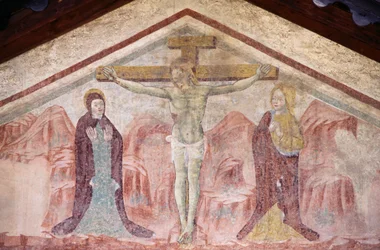Fresko med korsfästelse i tympanon i Sankt Antonius kyrka, Romeno, Trentino-Alto Adige, Italien