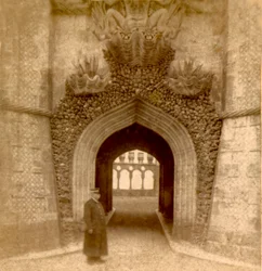 Vakt utanför ingången till Palace of Pena (Palacio da Pena), Sintra, Lissabon, Portugal c.1888 (foto)