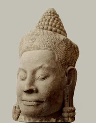 Huvud av en demon på bron som leder till Södra porten, Angkor Thom, Nationalmuseet, Phnom Penh