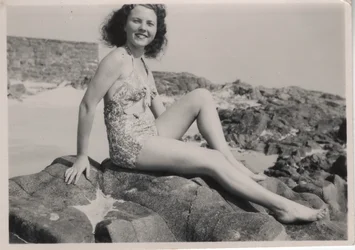 Semesterfirare i rynkad baddräkt, slutet av 1940-talet