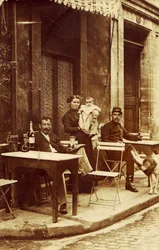 Man håller en flaska absint, omkring 1900, på terrassen till ett kafé