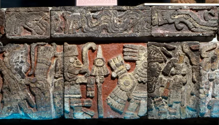 Lågrelief på en bänk i Templo Mayor, sen postklassisk period, ca 1500 (sten med målad stuckatur)