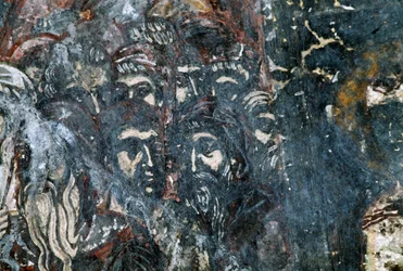 Mansfigurer, skadad fresk på taket av kyrkan Agios Vasileios, Vavouledo, Kreta, Grekland (foto)