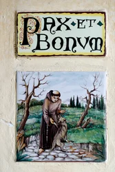 Pax et Bonum : Latinskt motto och hälsning sprids bland franciskaner och i katoliciteten. Monterosso al Mare. Italien.