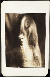 Paranormalt fenomen: porträtt av en man och hans hustrus ande som dyker upp bakom honom, cirka 1920 Fotografi av William Hope (1863-1933)