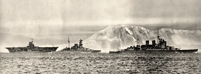 Fartygen HMS Ark Royal, HMS Malaya och HMS Renown lämnar sin bas i Gibraltar, ca 1940 (foto)