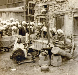 Spinna och väva ullsjalar, Srinagar, Kashmir, Indien ca 1901 (foto)
