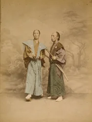 Två japanska män, möjligen samurajer, ca 1877 (foto)