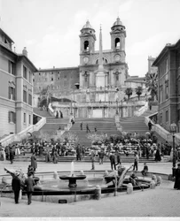 Utsikt över Piazza di Spagna: i förgrunden finns Fontana della Barcaccia, bortom trappan en obelisk och kyrkan Trinità dei Monti.