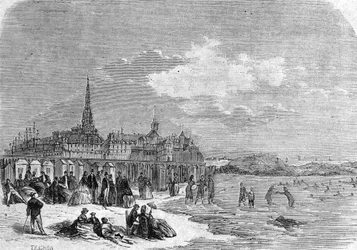 Vy över badgästerna på stranden i Saint Malo