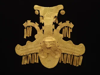 Huvudbonad prydnad med huvuden flankerade av krönade krokodiler, Yotoco-period, ca 100-700 (guld)