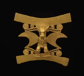 Hänge som föreställer en figur med fladdermusliknande mask, sen period V - period VI, ca 700-1550 (guld)