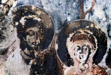 Heliga, skadad fresk i kyrkan Agios Vasileios, Vavouledo, Kreta, Grekland (foto)