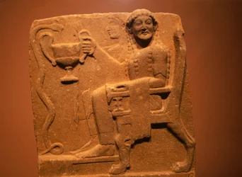 Stele med relief föreställande gudar och ormar, från Sparta, Grekland, grekisk civilisation