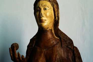 Kvinnlig figur, trästaty