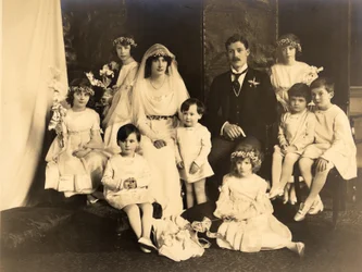 Gruppfotografi av Lady Dorothy Cavendish och Harold Macmillan på deras bröllopsdag