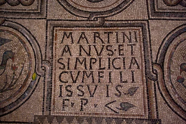 Detalj av en inskription (mosaik)