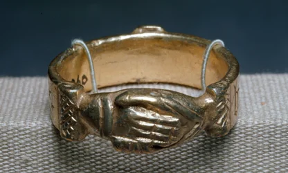 Bröllopsalliansen. Från Skottland. 1400-talet. London, Victoria and Albert Museum